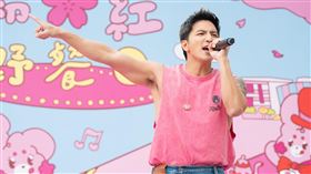 楊奇煜被歌迷熱情嗨到脫衣放送緊實手臂線條。（圖／夢時代 & 獎金獵人）