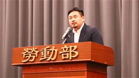 勞動部長洪申翰表示，說我們「先拿艱苦人開刀」，這完全不是事實。（圖／翻攝自洪申翰臉書）