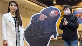 王小姐（右）透過達文西手術執行胃腸繞道手術，減去20%體重已上，開心與基隆長庚醫院醫師黃若禕（左）合照分享成果。（圖／長庚醫院提供）