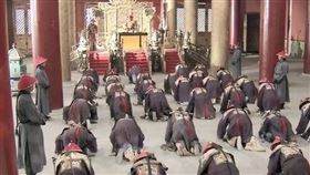 ▲清朝的朝中大臣在拜見皇上的時候，都會甩兩下袖子。（圖／翻攝自百度百科）