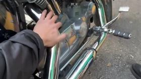 原廠就長這樣…哈雷驗車被刁難　「逼車主摸排氣管20秒」監理站回應了。（圖／翻攝自車主臉書）