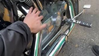 驗車逼哈雷車主摸排氣管　監理站道歉了