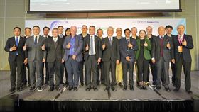 ▲ITS Taiwan理事長施義芳（右三）代表台灣，與泰國、印度、紐西蘭代表共同簽署「亞太道路收費聯盟」MOU，並與高公局副局長彭煥儒（左二）、遠通電收總經理張永昌（右一）、ITS Taiwan副理事長曾詩淵（左一）合影。（圖／遠通電收提供）