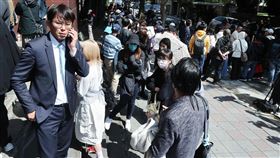 京華城案北院首度提訊柯文哲  黃國昌到場等旁聽北院審理京華城及政治獻金案20日再度開庭，首度提訊前台北市長柯文哲。民眾黨立委黃國昌（左）等人下午到場排隊旁聽證候補。中央社記者郭日曉攝  114年3月20日