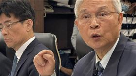 ▲中央銀行總裁楊金龍表示，2025年最低工資及軍公教薪資調高、碳費開徵，服務類價格僵固性仍高，漲幅將維持緩降走勢。（圖／記者師瑞德攝影）