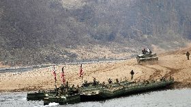 美韓渡河訓練  演練運輸戰車