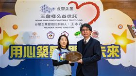 網球選手曾俊欣母親蔡仲涵女士代表致贈獎盃。（圖／主辦單位提供）