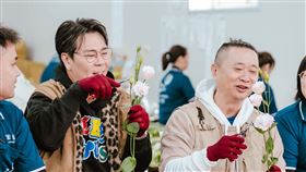 邰智源（右2）與邵大倫（左2）體驗包裝洋桔梗花（圖／公視台語台提供）