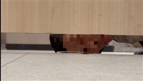 一位民眾深圳布吉萬象匯商場上廁所時，遭到清潔工偷窺。（圖／翻攝自網易新聞）