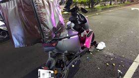 新北,三重,騎車,自摔,胖達,foodpanda。（圖／翻攝畫面）