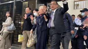 快訊／柯文哲開庭結束！柯媽、陳佩琪步出地院聽小草喊加油　她露笑揮手，圖／翻攝畫面