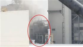 台塑仁武廠當時爆炸畫面曝光，黑煙濃密遮蔽視線，老居民知道出事了。（圖／翻攝自社會事新聞影音畫面）