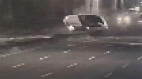 環河北路快速道路賓士車自撞翻滾一圈。（圖／翻攝畫面）