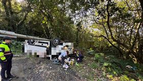 陽明山垃圾車翻覆。（圖／翻攝畫面）