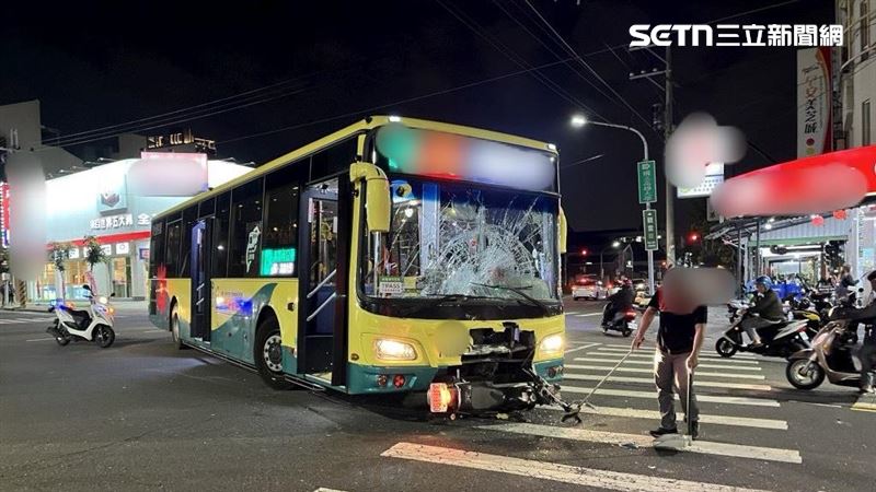 高雄公車「碰」機車全裂了　20歲騎士噴飛