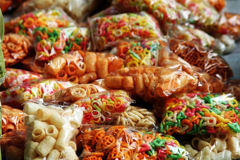 研究發現，常吃超加工食品(UPF)的人，認知功能下降速度比低攝取組快28%，執行功能更下降25%。（示意圖／PIXABAY）