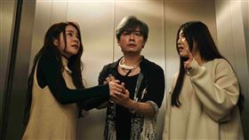 豎屏短劇在電梯拍攝，密室效果十足，左起、許淨淳、蔡承翰、野聲札維亞。（圖／17LIVE提供）