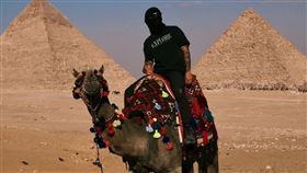 瘦子騎單峰駱駝看金字塔。（本色音樂提供）

