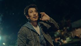 連炳發想救路邊倒下的移工，未料卻因此惹禍上身。（圖／公視、中華電信、瀚草文創提供）