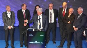 柯林頓柏林獲頒和平獎項上台致詞