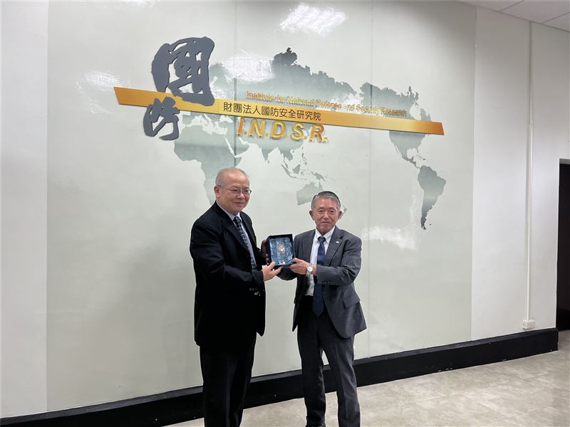 前日本自衛隊統合幕僚長岩崎茂(右)獲行政院聘為政務顧問。(圖/翻攝自國防安全研究院官網)