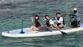 梁赫群(右2)、徐小可(左2)挑戰海中直播帶貨。（圖／八大提供）