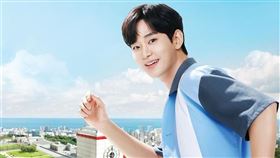 金秀賢代言大型連鎖超市，外頭全是他大型看版海報。（圖／翻攝自X）