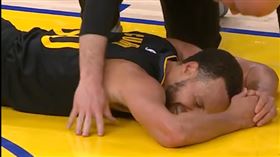▲柯瑞在第3節摔傷骨盆。（圖／翻攝自X平台 @LakeShowYo）