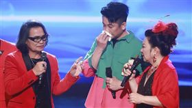 蔡佳麟（中）與沈文程（左）合唱突淚崩，引白冰冰關心。（圖／民視提供）