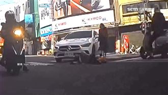 轎車轉彎沒禮讓　斑馬線行人遭撞飛躺地