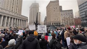 ▲1000多名抗議者（包括猶太人）聚集在紐約的移民及海關執法局總部外聲援哥大應屆畢業生哈立勒。（圖／翻攝自X平台@IfNotNowOrg）