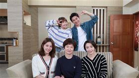 賴慧如（前左）、王燦（右前）劇中的兒子是吳東諺（後右）飾演，後左是賴慧如的弟弟陳家逵。（圖／民視提供）