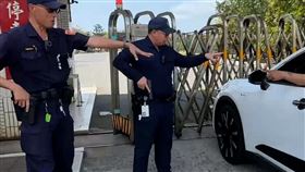 民代開車衝撞核三廠大門  保警喝止台電核三廠6日上午火警，屏東縣恆春鎮代主席趙記明不滿台電第一時間未通知居民疏散，趕往現場質問，更一度開車衝撞核三廠大門，現場保警即予喝止、並作勢警戒。（讀者提供）中央社記者黃郁菁傳真  114年3月6日