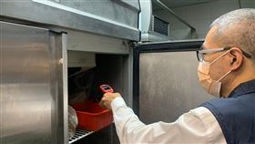 金門某便當店傳食物中毒  衛生局派員稽查金門醫院急診室20日通報衛生局6人疑似食物中毒，經調查6人均曾前往金城鎮同間便當店用餐，之後出現噁心、嘔吐等症狀。圖為衛生局20日派員到此便當店進行稽查。（金門縣衛生局提供）中央社記者吳玟嶸傳真 114年3月21日