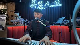 柯孟軒除了在學校教音樂外還兼職駐唱歌手。（圖／翻攝畫面）