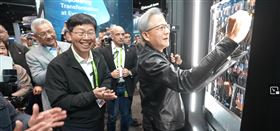 ▲輝達執行長黃仁勳日前現身2025年GTC大會展場，親自造訪鴻海展位，與董事長劉揚偉互動熱絡。（圖／翻攝自鴻海網站） 