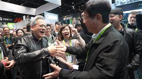 ▲輝達執行長黃仁勳日前現身2025年GTC大會展場，親自造訪鴻海展位，與董事長劉揚偉互動熱絡。（圖／翻攝自鴻海網站） 