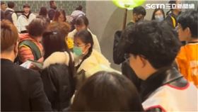 ▲私立延平中學放榜，到傍晚仍有家長在現場等備取名額。（圖／趨勢資優教育補習班授權提供，未經同意請勿轉載） 