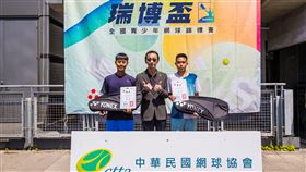 瑞博企業董事長邱錫賢(中)親自到場頒獎給16歲組季軍楊庭禾(右)和18歲組季軍周曉風。（圖／海碩整合行銷提供）