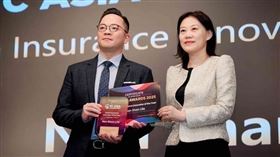 ▲南山人壽獲得IIC Asia Awards年度健康保險創新獎，由商品暨健康策略部協理王保勲(左)前往香港代表領獎，右為香港精算學會健康委員會副主席Sherry Du。（圖／南山人壽提供） 