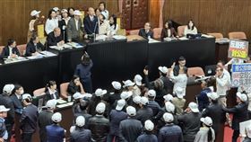 立法院議場吵鬧，柯建銘搶韓國瑜議事槌。（圖／記者陳怡潔攝影）