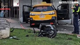 ▲花蓮火車站21日傍晚5時30分左右，一輛計程車不明原因暴衝釀5傷。（圖／翻攝畫面）