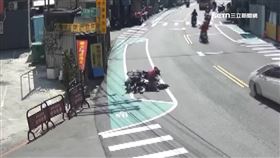 停車區誤認慢車道 單車騎士撞車似