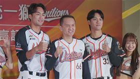 愛爾麗集團舉辦與職棒統一7-ELEVEn獅合作的高科技醫美代言記者會，董事長常如山（中），與統一獅球員潘傑楷（左4）、蘇智傑（右4）、啦啦隊Uni Girls，還有吉祥物萊恩、盈盈都出席。（圖／愛爾麗集團提供）