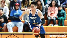 ▲亞洲盃資格賽外卡，台灣隊後衛陳盈駿持球進攻球。（圖／記者劉彥池攝影）