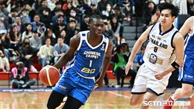 ▲亞洲盃資格賽外卡，台灣隊後衛阿巴西持球推進。（圖／記者劉彥池攝影）