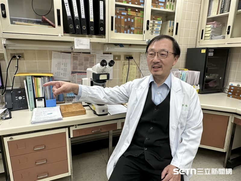 張家銘醫師語重心長表示，性取向不是「選擇」，也無法「改變」，它是一種自然的生物現象，就像我們的身高、髮色一樣，是多種因素交織的結果。簡單來說，性取向不是「變」出來的，而是一種天生的生物現象。（圖／記者張雅筑攝）
