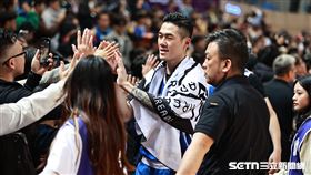 ▲亞洲盃資格賽外卡，台灣隊前鋒劉錚和球迷擊掌。（圖／記者劉彥池攝影）