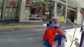 北市大同區華南銀行10日驚傳有男子持美工刀搶劫。（圖／翻攝畫面）