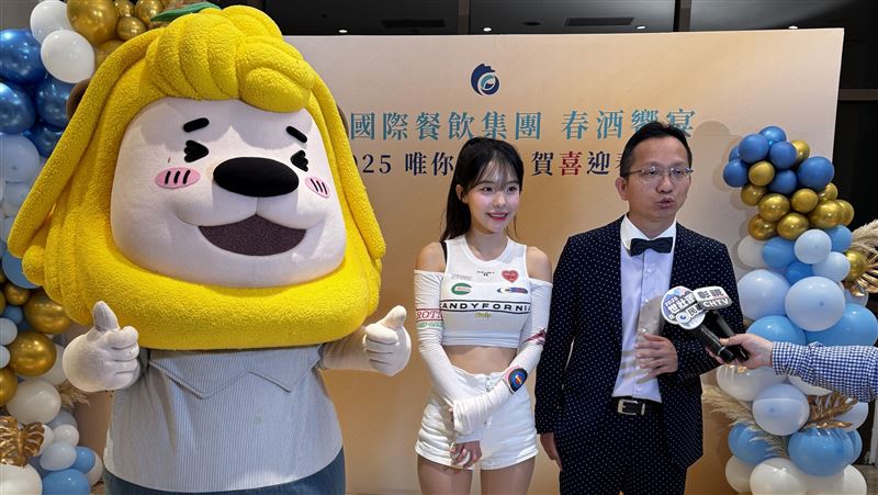 啦啦隊女神李多慧現身　餐飲集團春酒超嗨